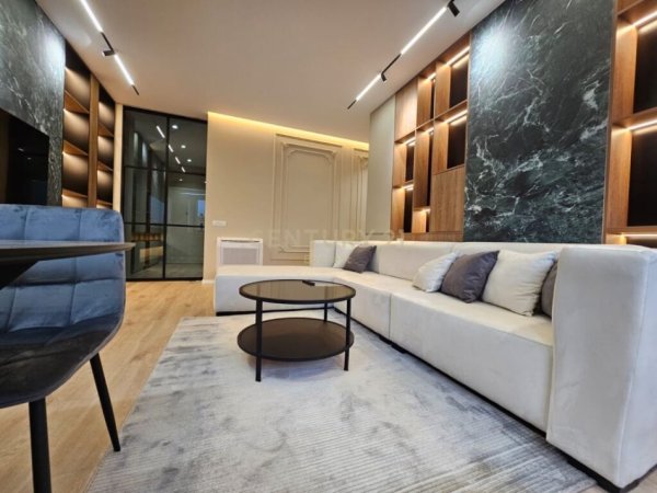 Tirane, jepet me qera apartament 2+1+Aneks+Ballkon Kati 8, 117 m² 1.600 € (Rruga Barrikadave)