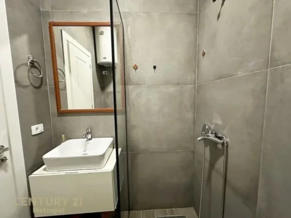 Tirane, jepet me qera apartament 1+1 Kati 3, 40 m² 500 € (liqeni i thate)