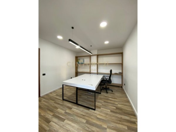 Tirane, jepet me qera apartament 2+1 Kati 3, 107 m² 1.000 € (bllok)