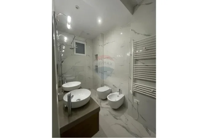 Tirane, jepet me qera apartament 2+1+Ballkon Kati 2, 83 m² 700 € (Rruga Bardhyl)
