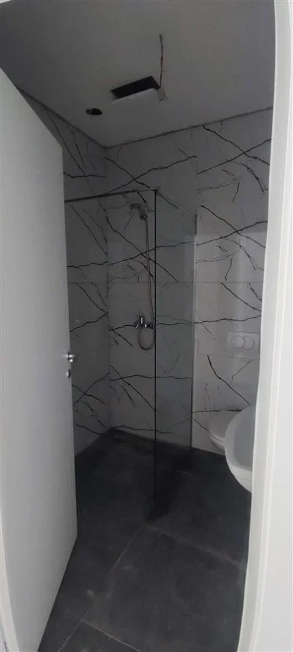 Tirane, jepet me qera ambjent biznesi Kati 1, 102 m² 1.300 € (Liqeni Artificial)