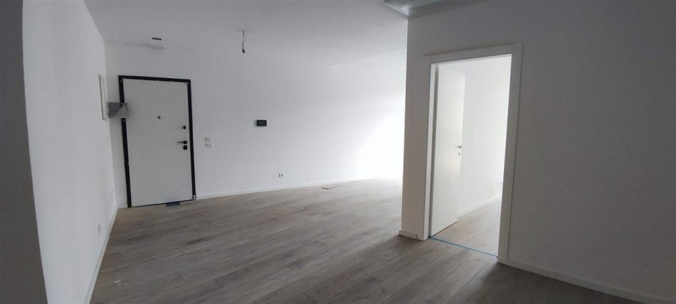 Tirane, jepet me qera ambjent biznesi Kati 1, 102 m² 1.300 € (Liqeni Artificial)