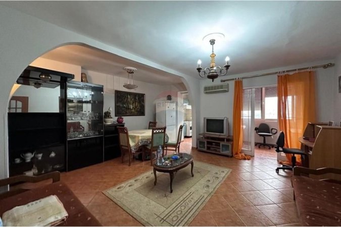 Tirane, jepet me qera apartament duplex 1+1 Kati 4, 75 m² 450 € (Apartament 1+1 per qira te Pazari i Ri)