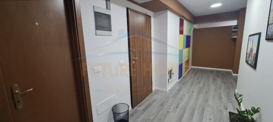 Tirane, jepet me qera zyre Kati 1, 194 m² 3.500 € (Petronini, prane ish Bllokut)