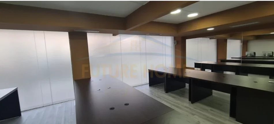 Tirane, jepet me qera zyre Kati 1, 194 m² 3.500 € (Petronini, prane ish Bllokut)