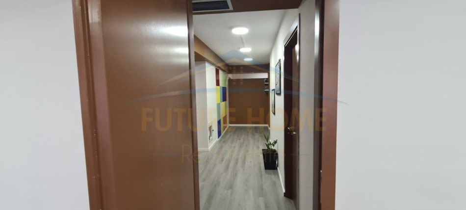 Tirane, jepet me qera zyre Kati 1, 194 m² 3.500 € (Petronini, prane ish Bllokut)