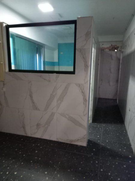 Durres, jepet me qera dyqan Kati 0, 84 m² 1.000 € (Rruga Adria, Stacioni i Trenit)
