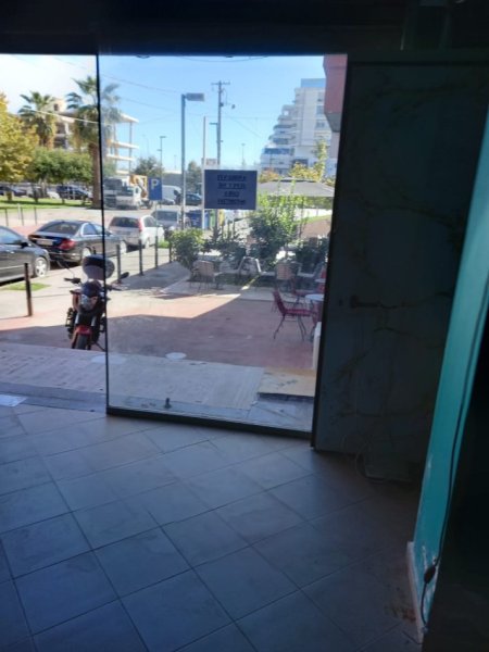 Durres, jepet me qera dyqan Kati 0, 84 m² 1.000 € (Rruga Adria, Stacioni i Trenit)
