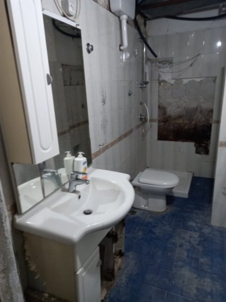 Durres, jepet me qera dyqan Kati 0, 84 m² 1.000 € (Rruga Adria, Stacioni i Trenit)