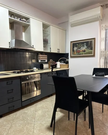 Tirane, jepet me qera apartament 2+1+Ballkon Kati 4, 110 m² 650 € (KOMUNA E PARISIT)