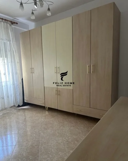Tirane, jepet me qera apartament 2+1+Ballkon Kati 4, 110 m² 650 € (KOMUNA E PARISIT)
