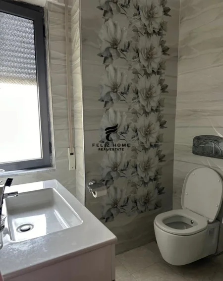 Tirane, jepet me qera apartament 2+1+Ballkon Kati 4, 110 m² 650 € (KOMUNA E PARISIT)