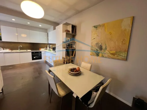 Tirane, shitet apartament 2+1 Kati 8, 125 m² 179.000 € (Yzberisht prane KMY)