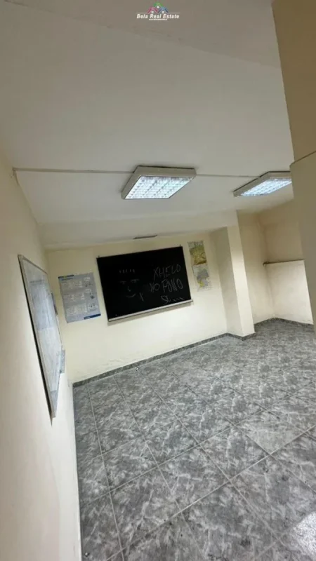 Tirane, jepet me qera dyqan Kati -1, 110 m² 1.000 € (selite)