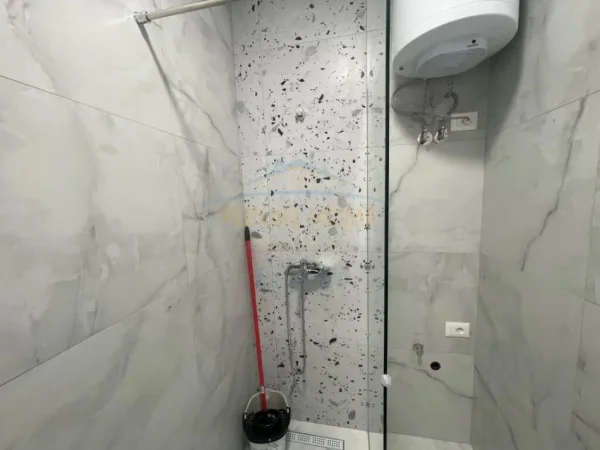 Tirane, jepet me qera apartament 1+1 , 77 m² 600 € (Unaza e Re)