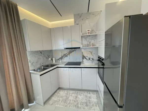 Tirane, jepet me qera apartament 1+1 , 77 m² 600 € (Unaza e Re)