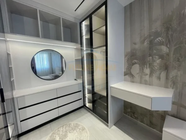 Tirane, jepet me qera apartament 1+1 , 77 m² 600 € (Unaza e Re)