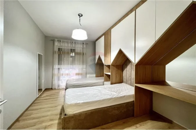 Tirane, jepet me qera apartament 2+1+Ballkon Kati 6, 116 m² 1.100 € (Rruga e Kavajes)