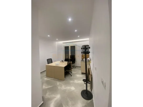 Tirane, jepet me qera ambjent biznesi Kati 9, 143 m² 1.500 € (Rruga e Kosovareve)