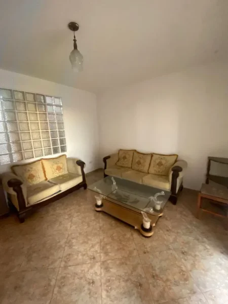 Tirane, jepet me qera apartament 2+1+Ballkon Kati 4, 400 m² 400 € (rruga 5 Maj)