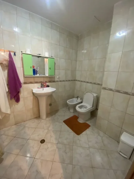 Tirane, jepet me qera apartament 2+1+Ballkon Kati 4, 400 m² 400 € (rruga 5 Maj)