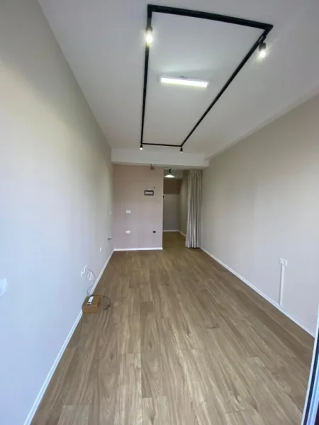 Tirane, jepet me qera ambjent biznesi Kati 0, 30 m² 300 € (ali demi , kompleksi 21)