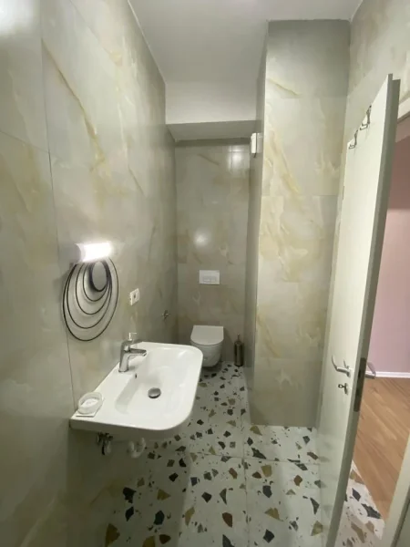 Tirane, jepet me qera ambjent biznesi Kati 0, 30 m² 300 € (ali demi , kompleksi 21)