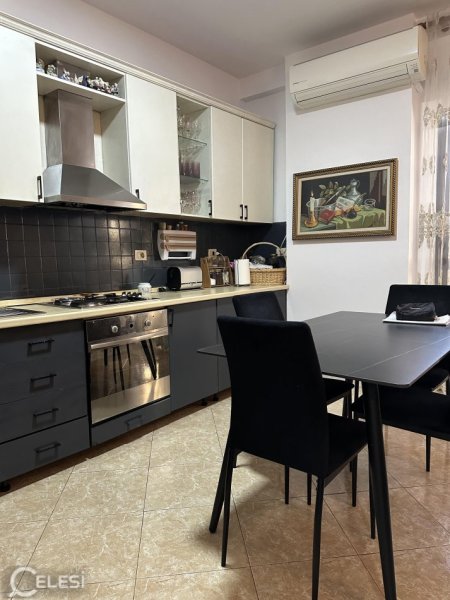 Tirane, jepet me qera apartament 2+1+Ballkon Kati 4, 100 m² 650 € (KOMUNA E PARISIT)