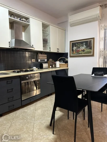Tirane, jepet me qera apartament 2+1+Ballkon Kati 4, 100 m² 650 € (KOMUNA E PARISIT)