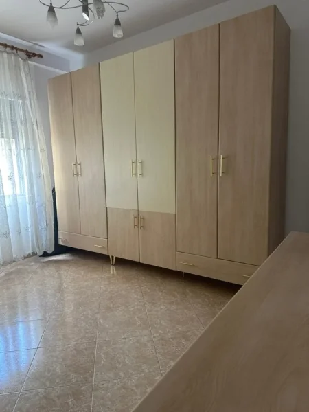Tirane, jepet me qera apartament 2+1+Ballkon Kati 4, 100 m² 650 € (KOMUNA E PARISIT)