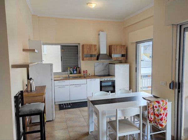 Tirane, jepet me qera apartament 3+1+Ballkon Kati 2, 120 m² 650 € (rruga Peti)