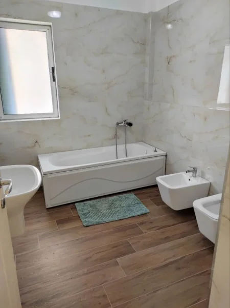 Tirane, jepet me qera apartament 3+1+Ballkon Kati 2, 120 m² 650 € (rruga Peti)