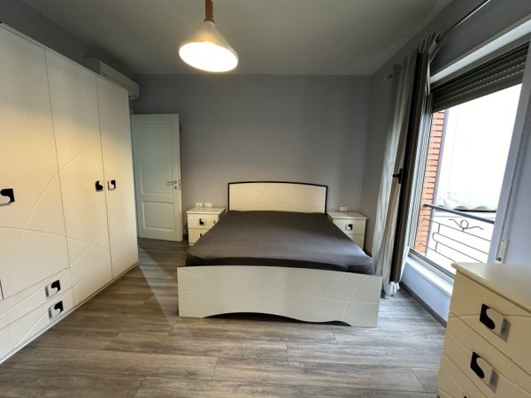Tirane, jepet me qera apartament 3+1+Ballkon , 123 m² 1.000 € (kompleksi delijorgji)
