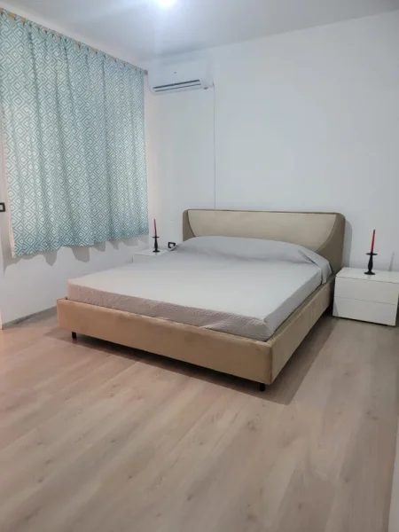 Tirane, jepet me qera apartament duplex 2+1+Ballkon Kati 1, 80 m² 500 € (ALI DEMI)
