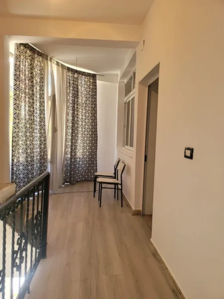 Tirane, jepet me qera apartament duplex 2+1+Ballkon Kati 1, 80 m² 500 € (ALI DEMI)