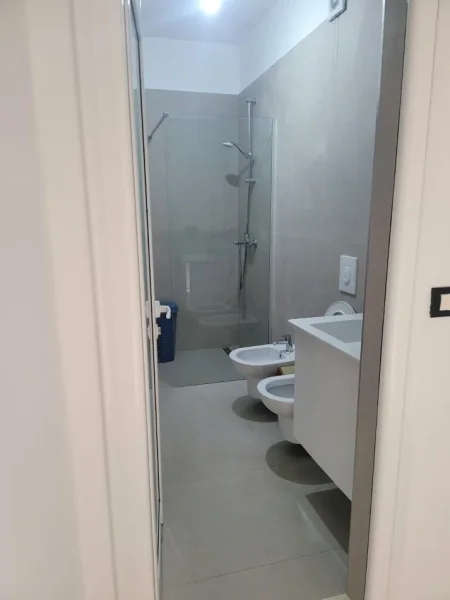 Tirane, jepet me qera apartament duplex 2+1+Ballkon Kati 1, 80 m² 500 € (ALI DEMI)