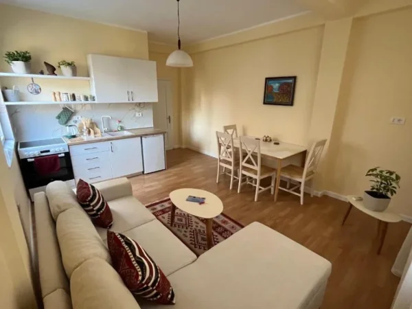 Tirane, jepet me qera apartament 2+1 Kati 3, 750 m² 750 € (rruga Muhamed Gjollesha)
