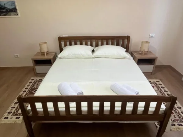 Tirane, jepet me qera apartament 2+1 Kati 3, 750 m² 750 € (rruga Muhamed Gjollesha)