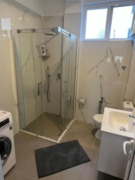 Tirane, jepet me qera apartament 2+1 Kati 3, 750 m² 750 € (rruga Muhamed Gjollesha)