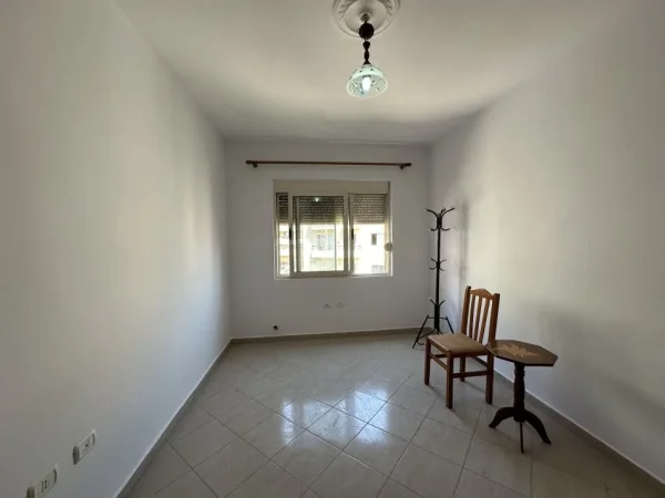 Tirane, shitet 2+1+Ballkon Kati 8, 90 m² 110.000 € (unaza e re)