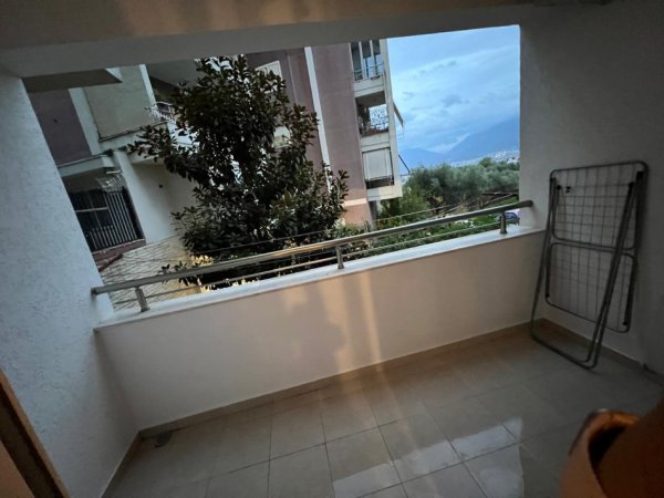 Tirane, jepet me qera apartament 2+1+Ballkon Kati 2, 100 m² 450 € (Liqeni i thate , rruga peti)