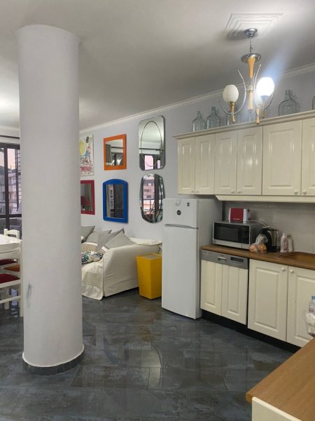 Tirane, jepet me qera apartament 2+1 Kati 3, 137 m² 900 € (Blloku)