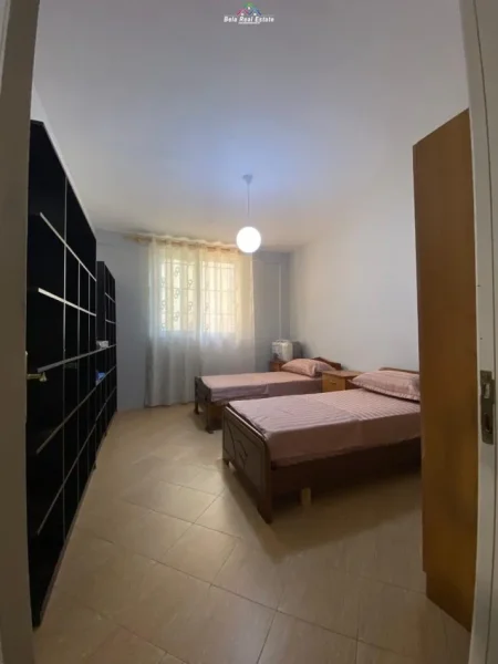 Tirane, jepet me qera Vile 2+1 Kati 1, 100 m² 500 € (shkolla e bashkuar)