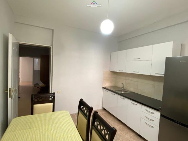 Tirane, jepet me qera Vile 2+1 Kati 1, 100 m² 500 € (shkolla e bashkuar)