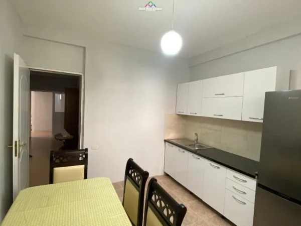Tirane, jepet me qera Vile 2+1 Kati 1, 100 m² 500 € (shkolla e bashkuar)