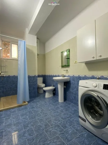 Tirane, jepet me qera Vile 2+1 Kati 1, 100 m² 500 € (shkolla e bashkuar)