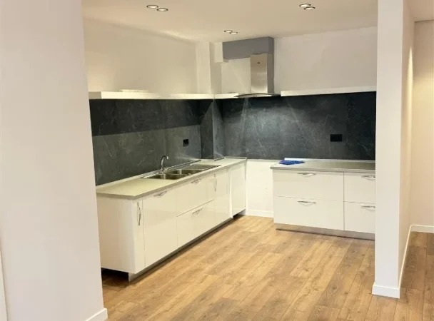 Tirane, shitet apartament 2+1+Ballkon Kati 5, 120 m² 230.000 € (Hamdi sina)