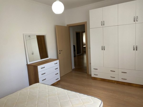 Tirane, jepet me qera apartament 3+1 Kati 1, 90 m² 500 € (Mbikalimi i Komunes ,Rruga Bill Klinton)