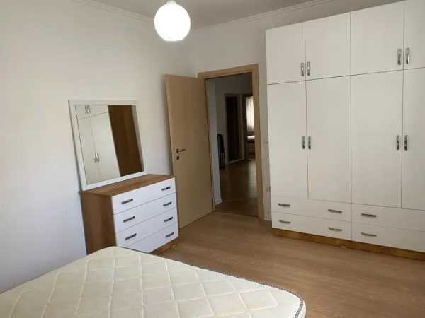 Tirane, jepet me qera apartament 3+1 Kati 1, 90 m² 500 € (Mbikalimi i Komunes ,Rruga Bill Klinton)