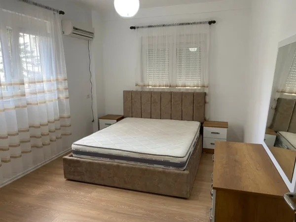 Tirane, jepet me qera apartament 3+1 Kati 1, 90 m² 500 € (Mbikalimi i Komunes ,Rruga Bill Klinton)